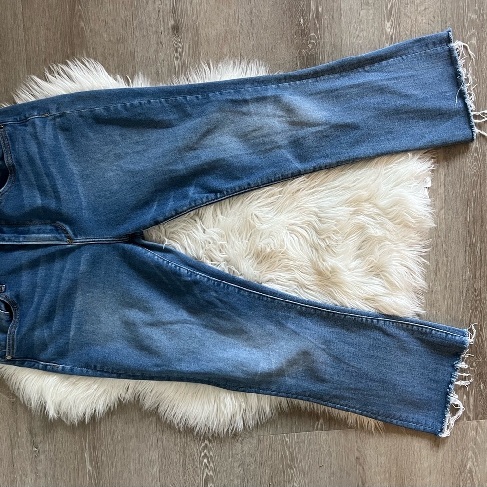 Driftwood Roxy cropped jean. Raw hem. Light blue denim. EUC. Size 30. - Picture 3 of 11